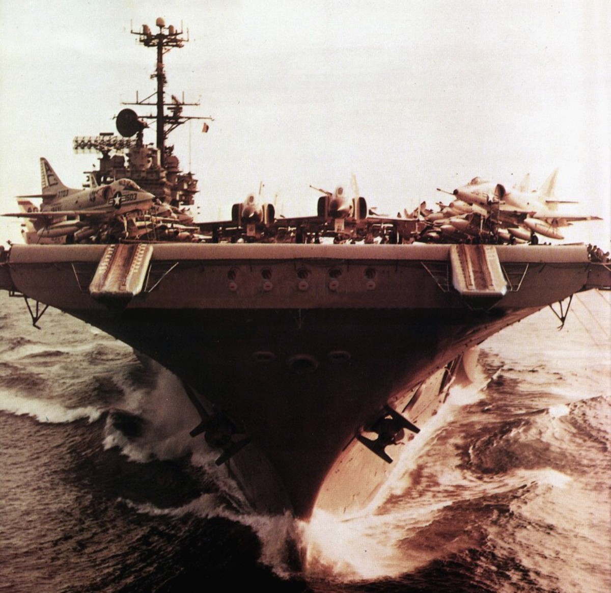 uss independence cv-62 forrestal class aircraft carrier mediterranean sea 1968 16