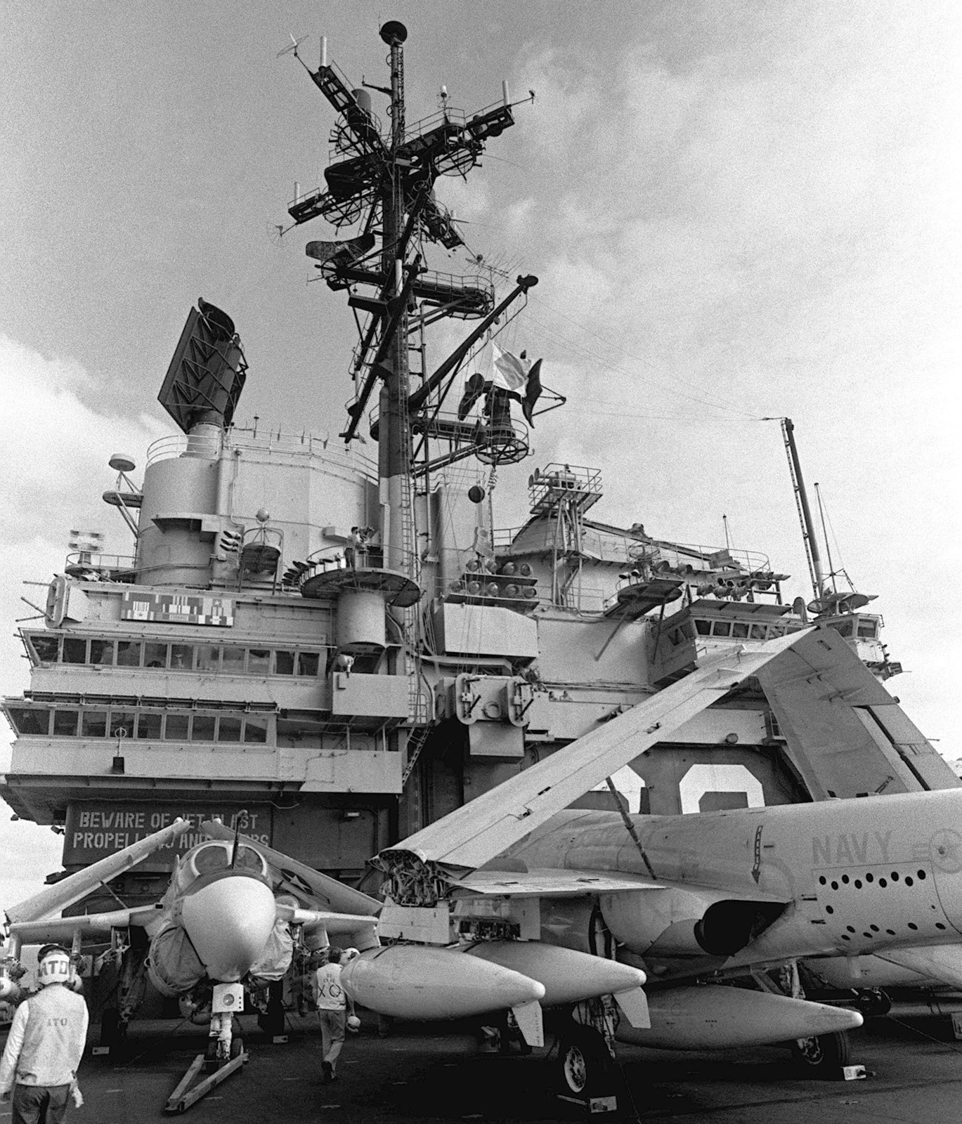 uss independence cv-62 forrestal class aircraft carrier air wing cvw-6 1983 61