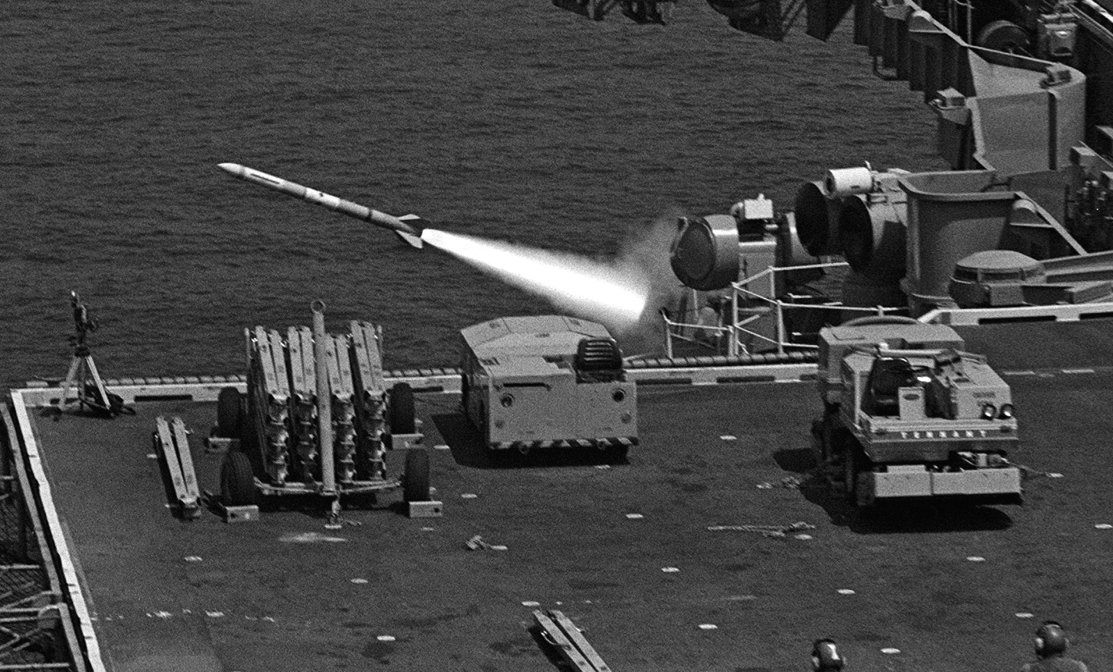 uss independence cv-62 forrestal class aircraft carrier rim-7 sea sparrow missile test 1989