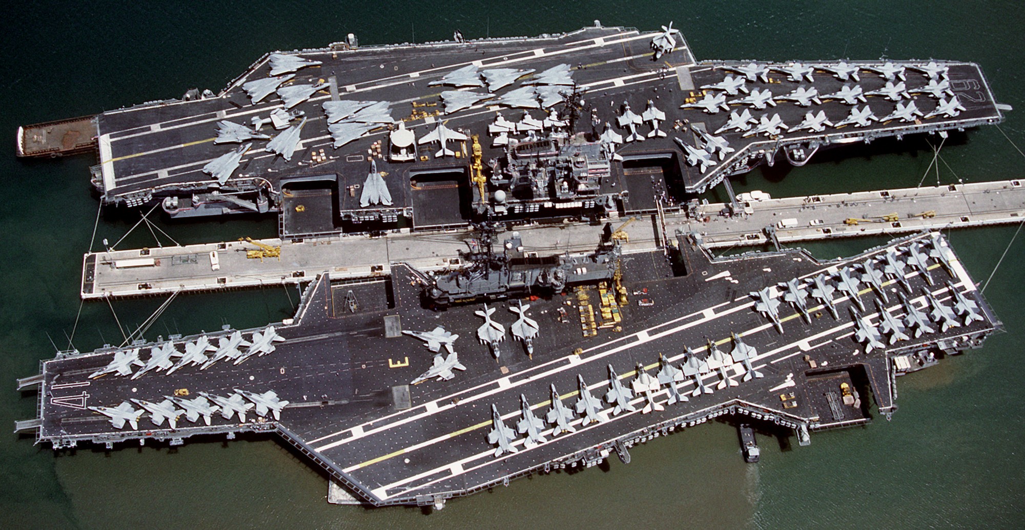 uss independence cv-62 forrestal class aircraft carrier air wing swap uss midway cv-41 hawaii 95