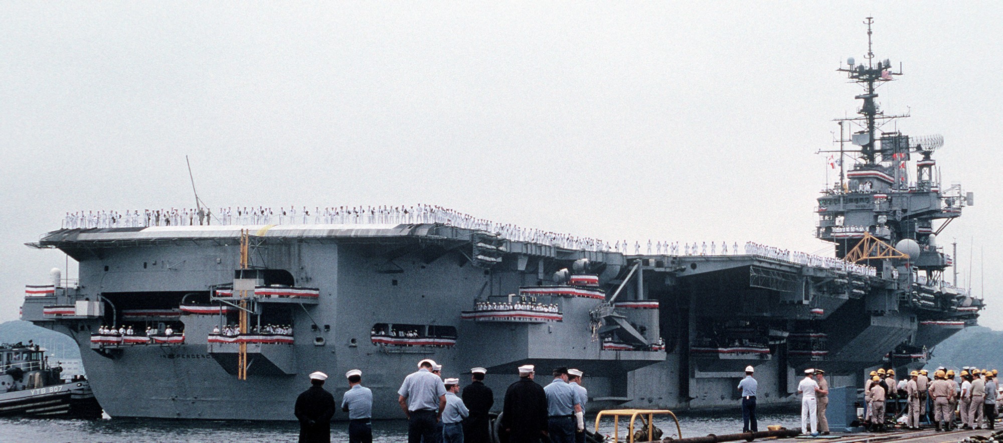 uss independence cv-62 forrestal class aircraft carrier air wing cvw-5 arriving yokosuka new homeport 1991 102