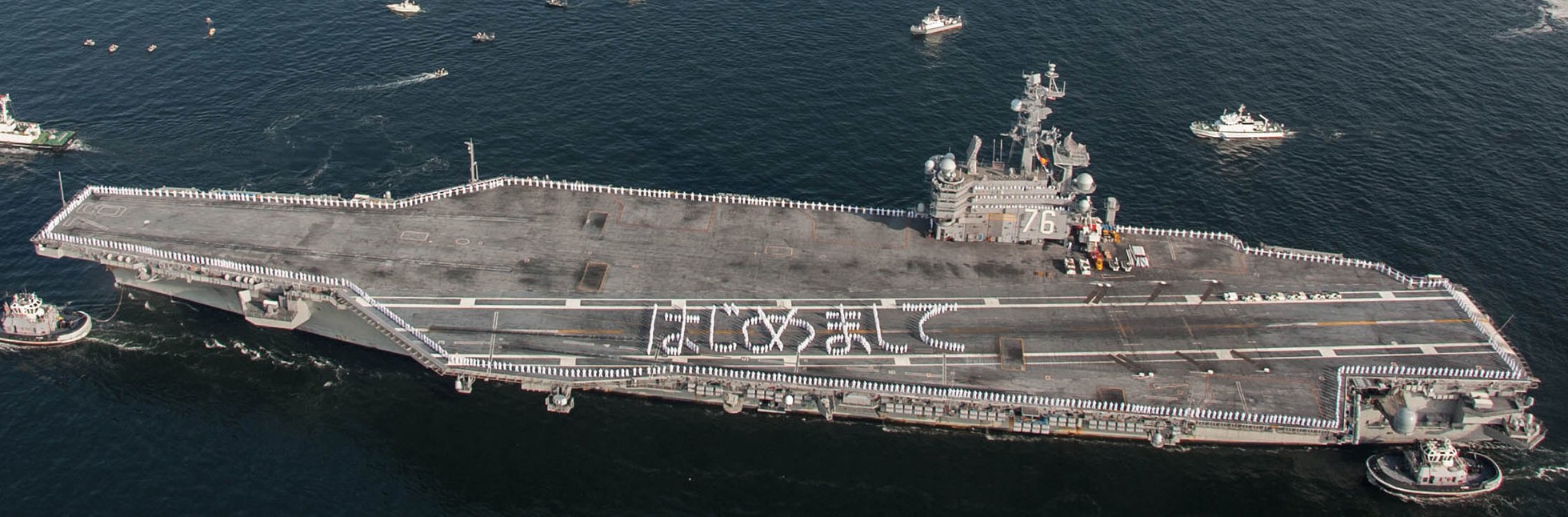 cvn-76 uss ronald reagan nimitz class aircraft carrier arriving yokosuka 55