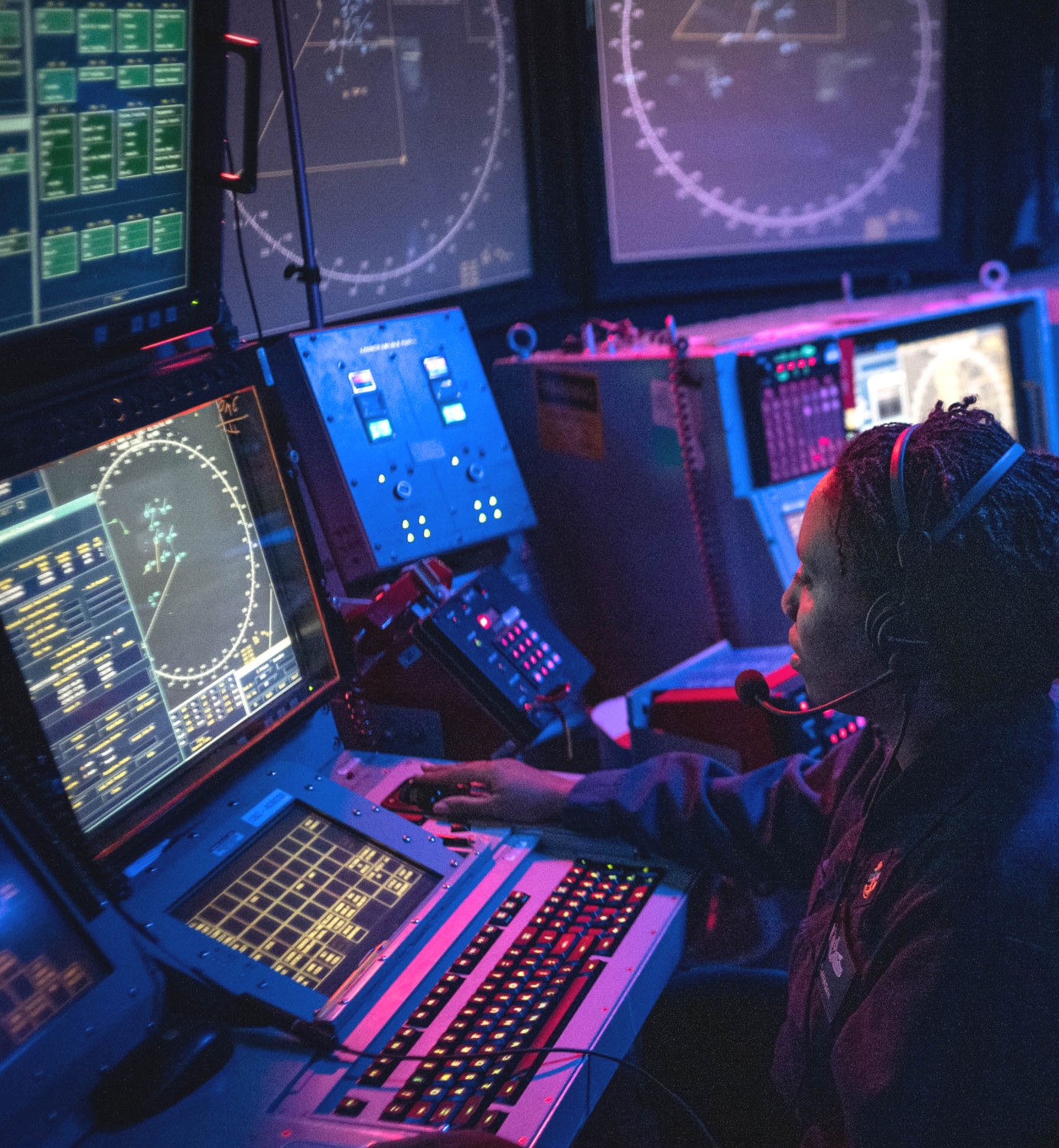 ddg-104 uss sterett arleigh burke class guided missile destroyer combat information center cic 85