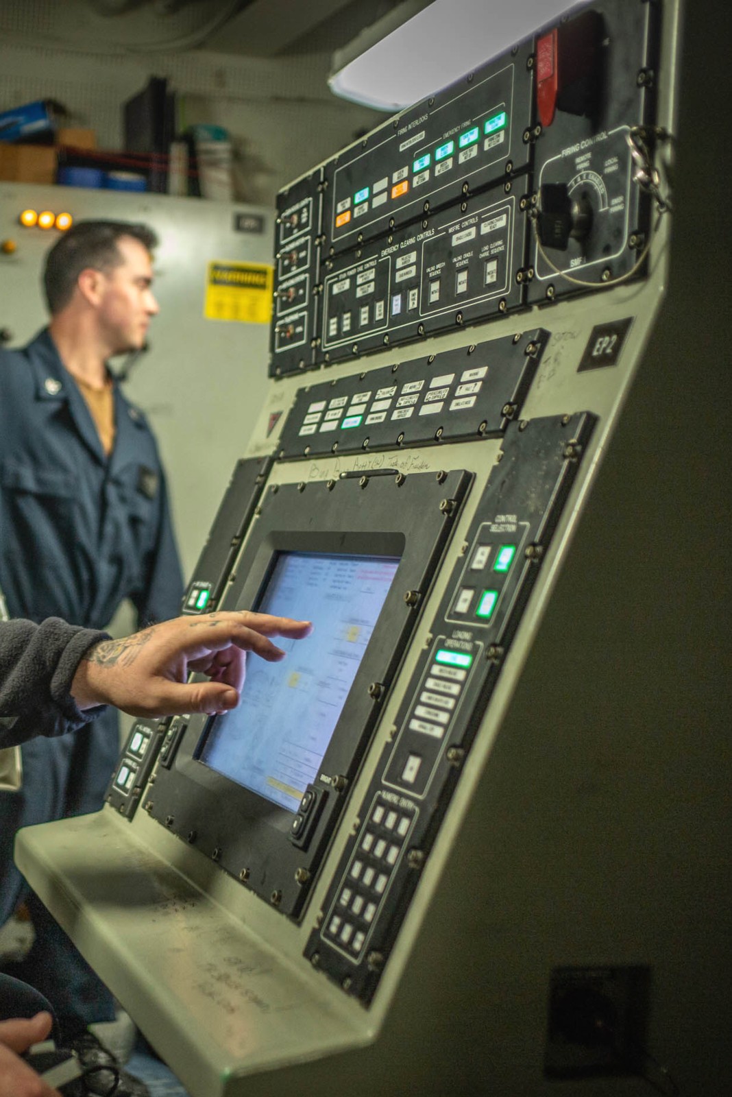 ddg-104 uss sterett arleigh burke class guided missile destroyer mk.45 gun control system 86