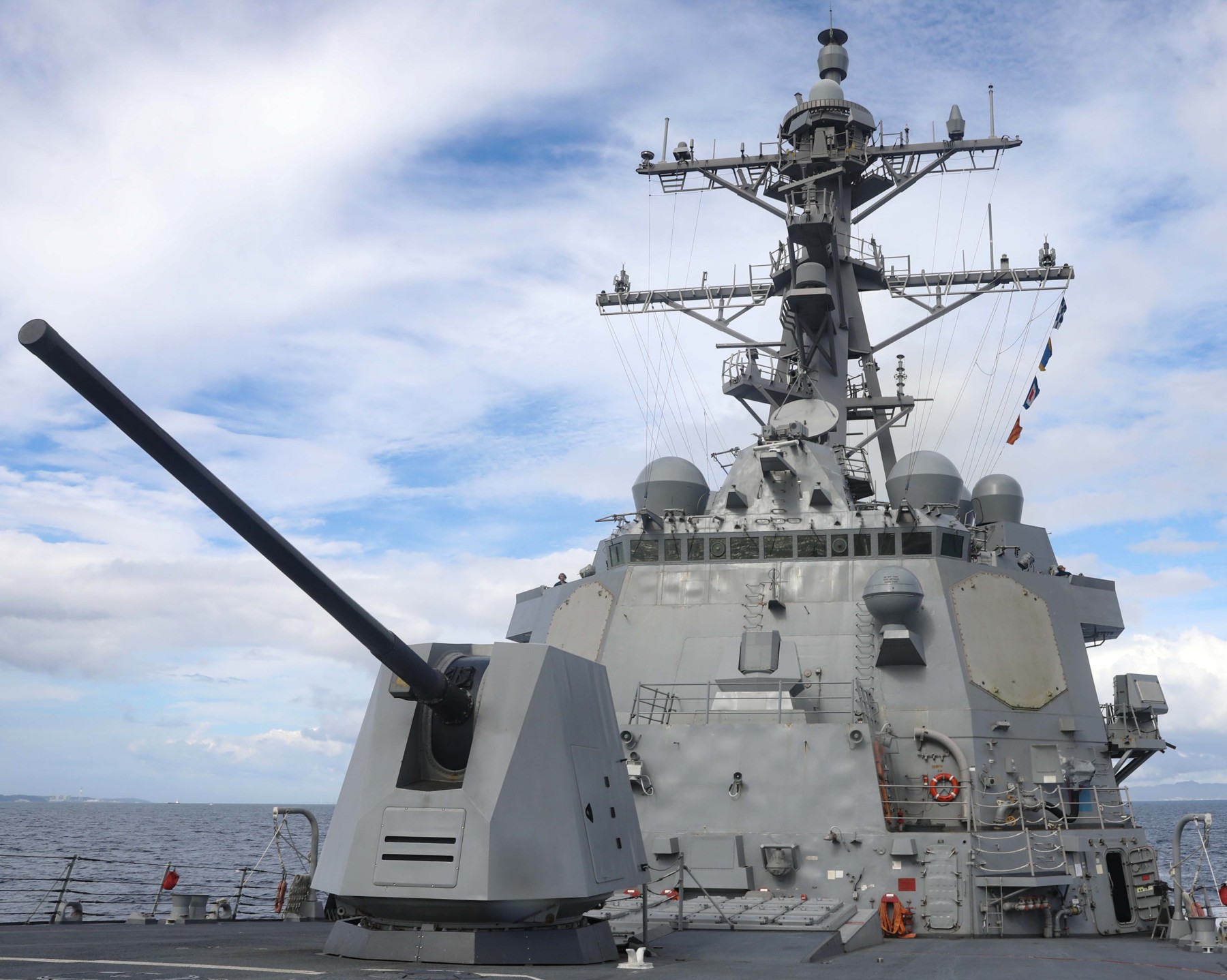 ddg-105 uss dewey arleigh burke class guided missile destroyer tokyo bay 135