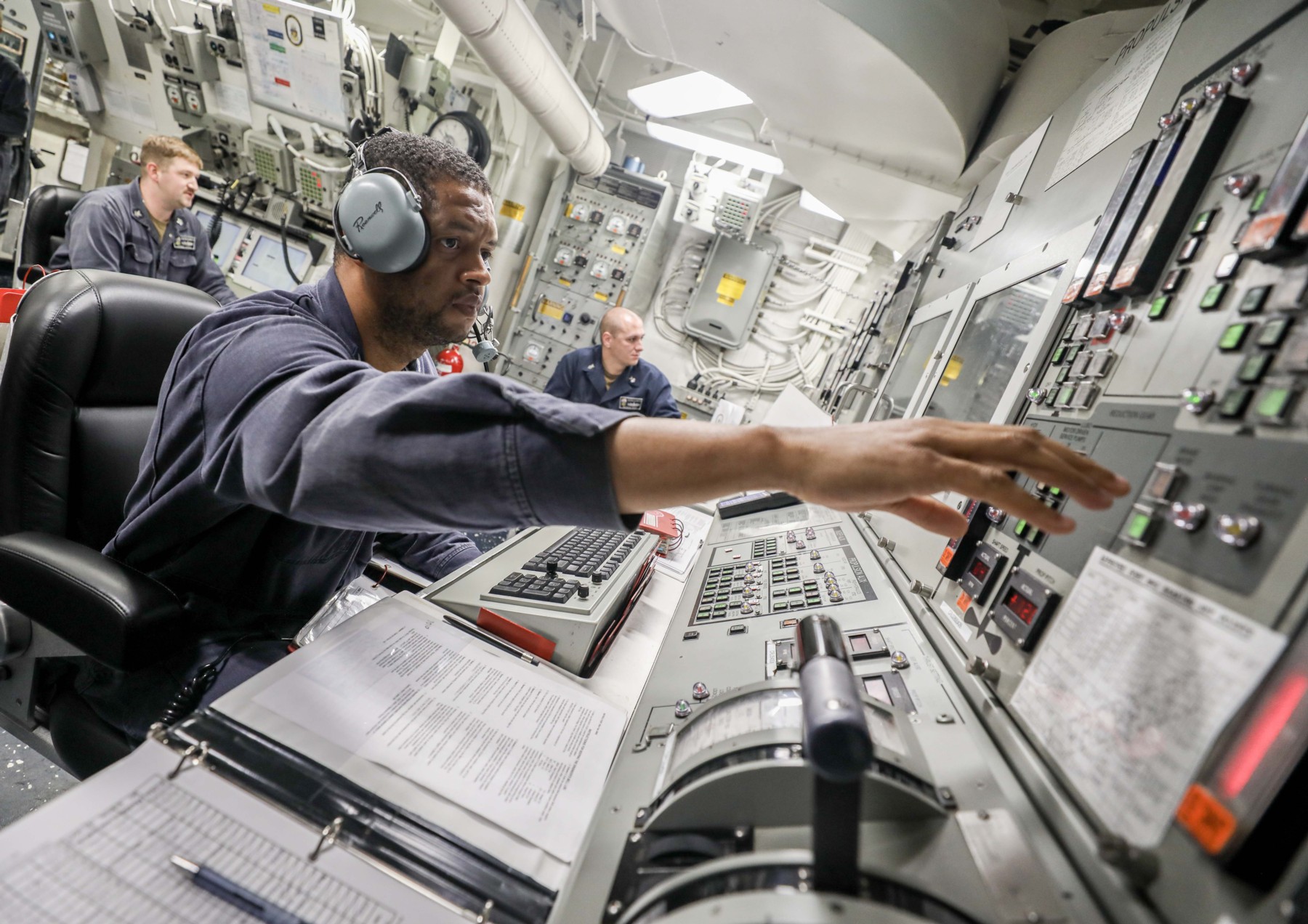 ddg-105 uss dewey arleigh burke class guided missile destroyer central control station 138