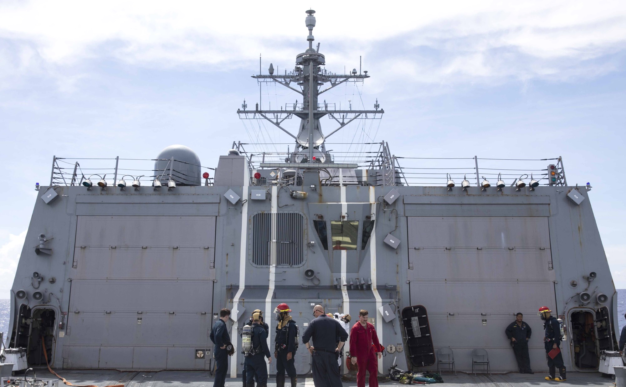 ddg-114 uss ralph johnson arleigh burke class guided missile destroyer flight deck hangar 64