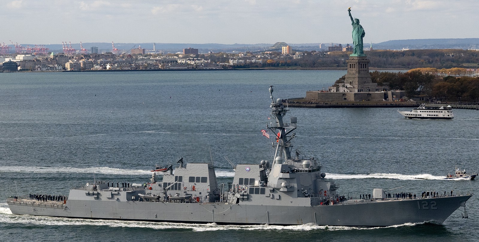 ddg-122 uss john basilone arleigh burke class guided missile destroyer arriving new york city 31