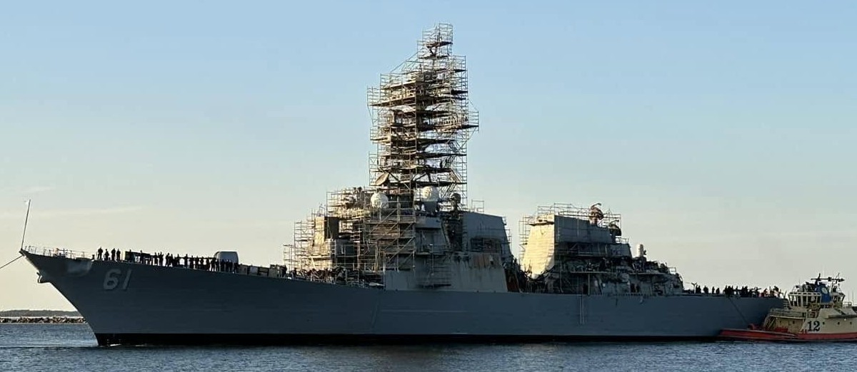 ddg-61 uss ramage guided missile destroyer undocking bae systems jacksonville dsra 2025 125