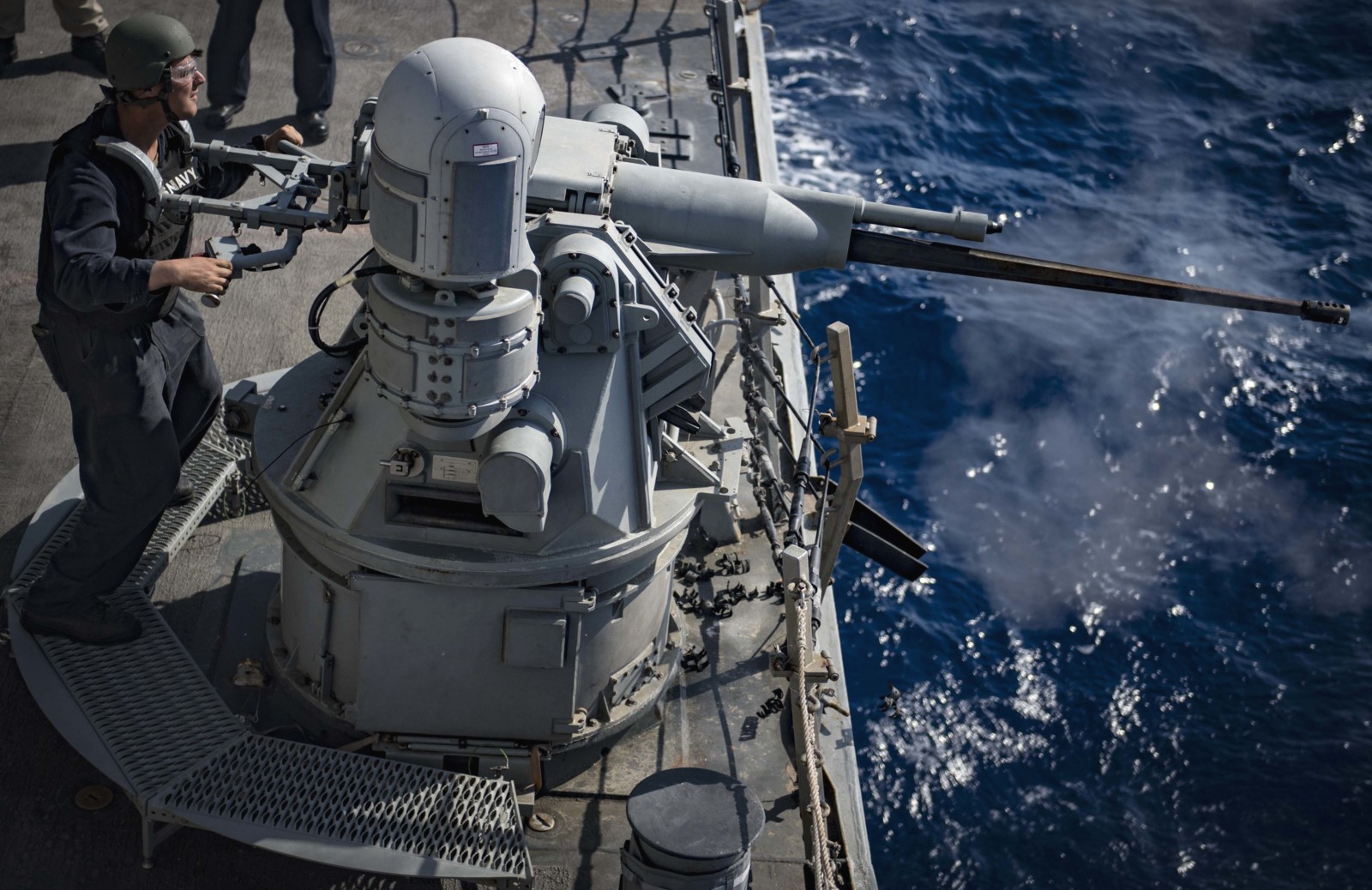 ddg-64 uss carney guided missile destroyer mk.38 mod.2 machine gun system mgs 2018 153