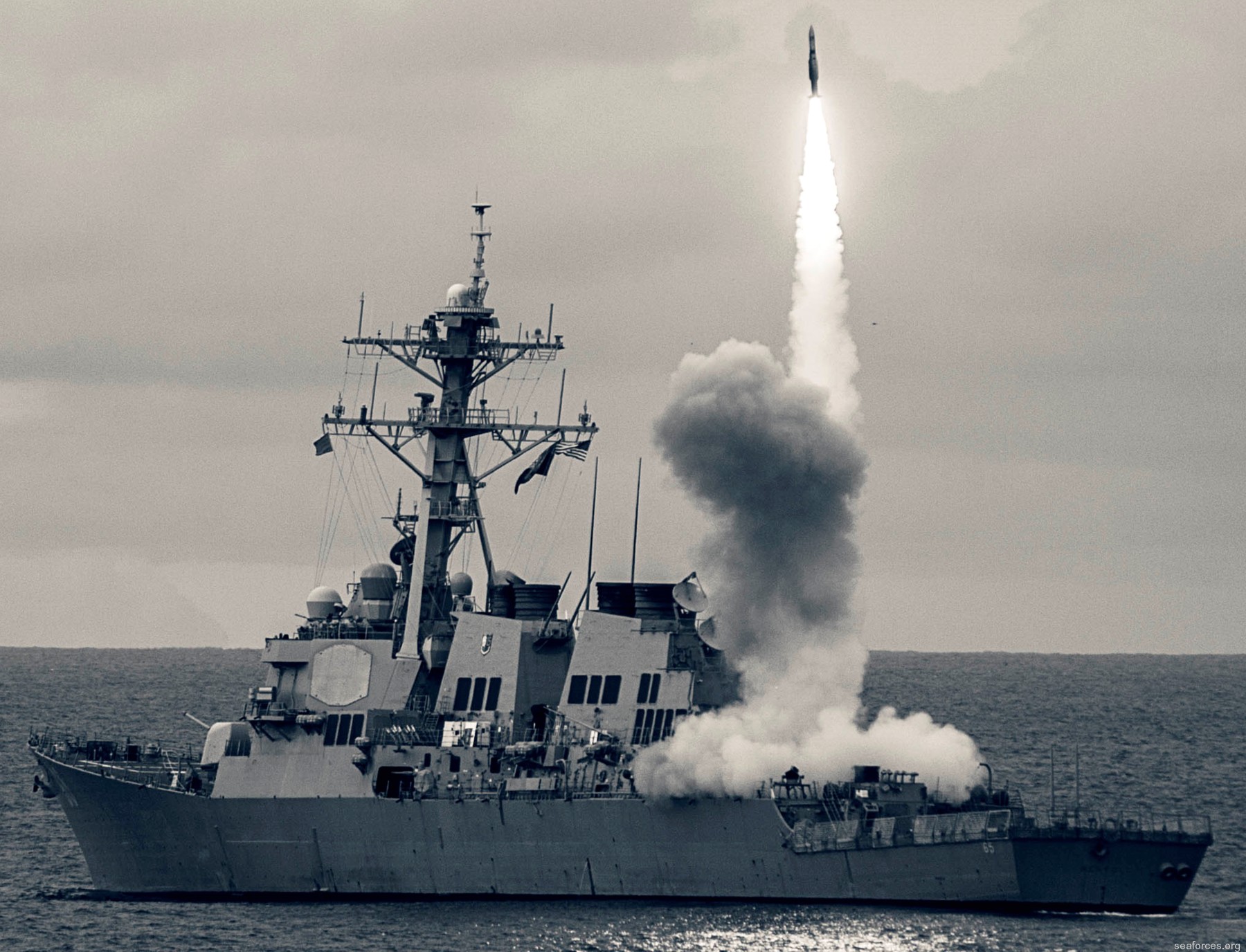 ddg-65 uss benfold arleigh burke class destroyer navy 16 rim-66 standard missile sm-2mr exercise valiant shield