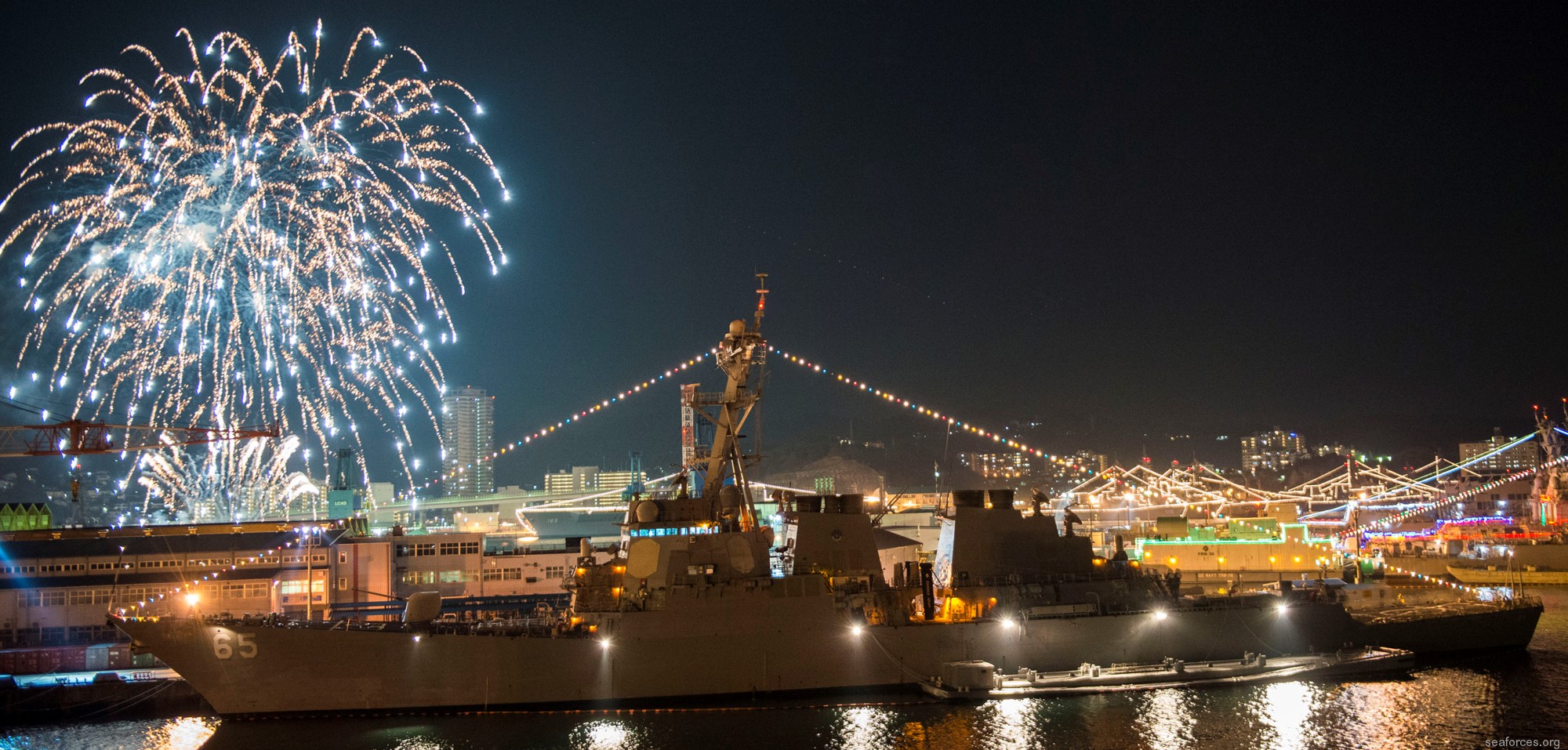 ddg-65 uss benfold arleigh burke class destroyer navy 21 yokosuka japan