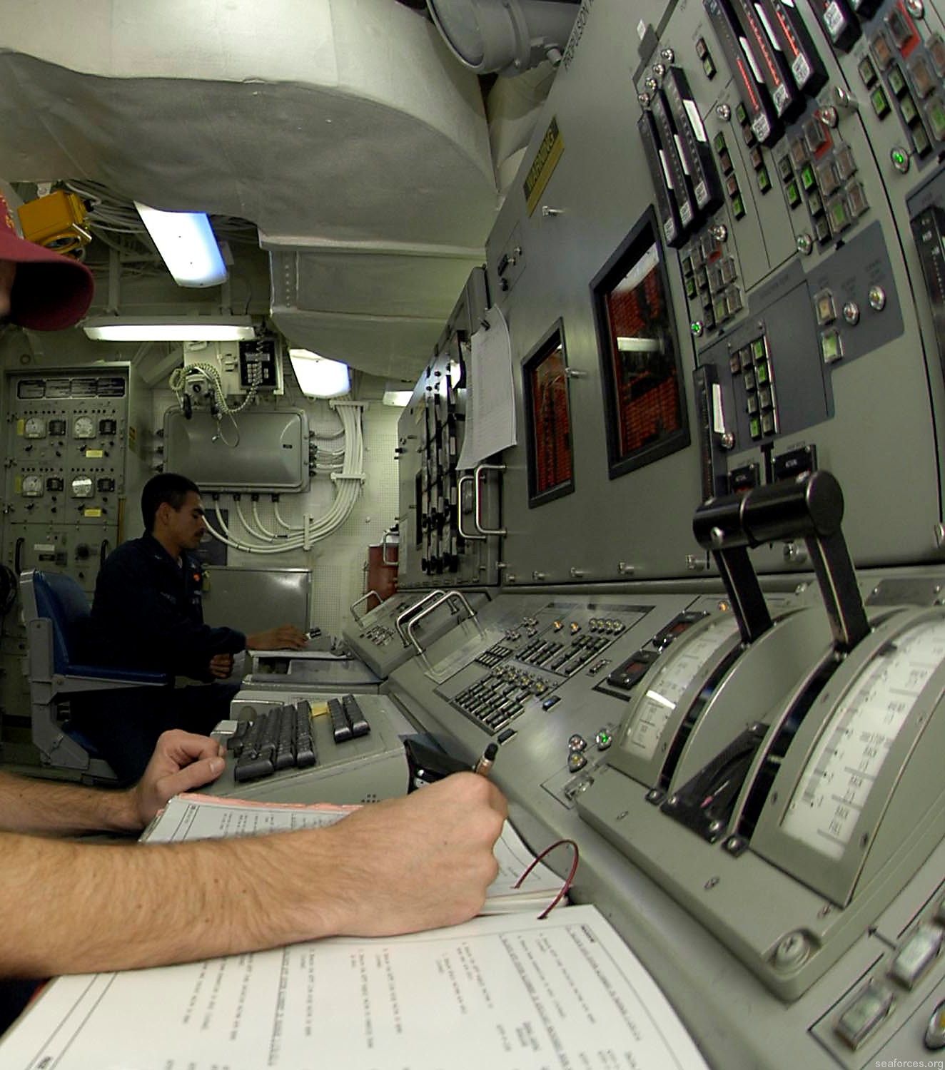 ddg-65 uss benfold arleigh burke class destroyer navy 50 central control station