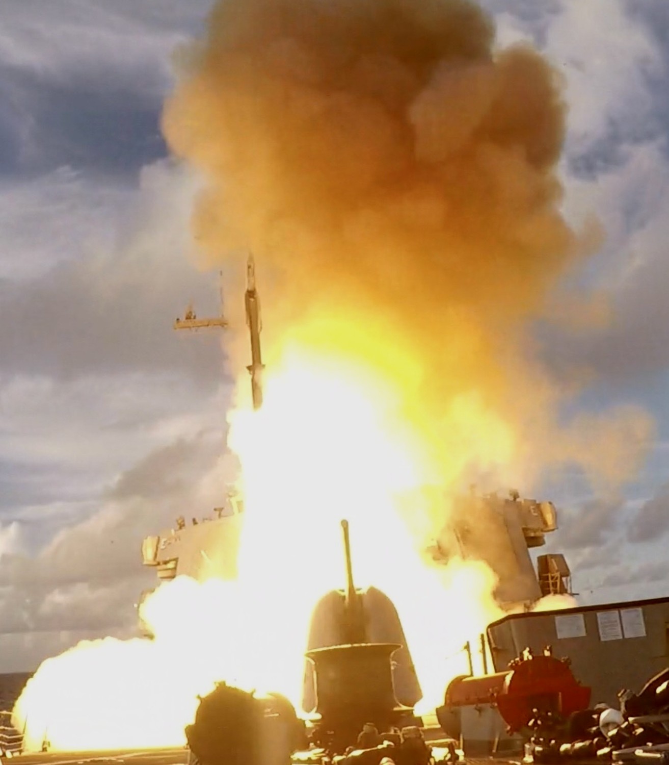 ddg-65 uss benfold destroyer rim-174 standard missile eram sm-6 valiant shield 2022