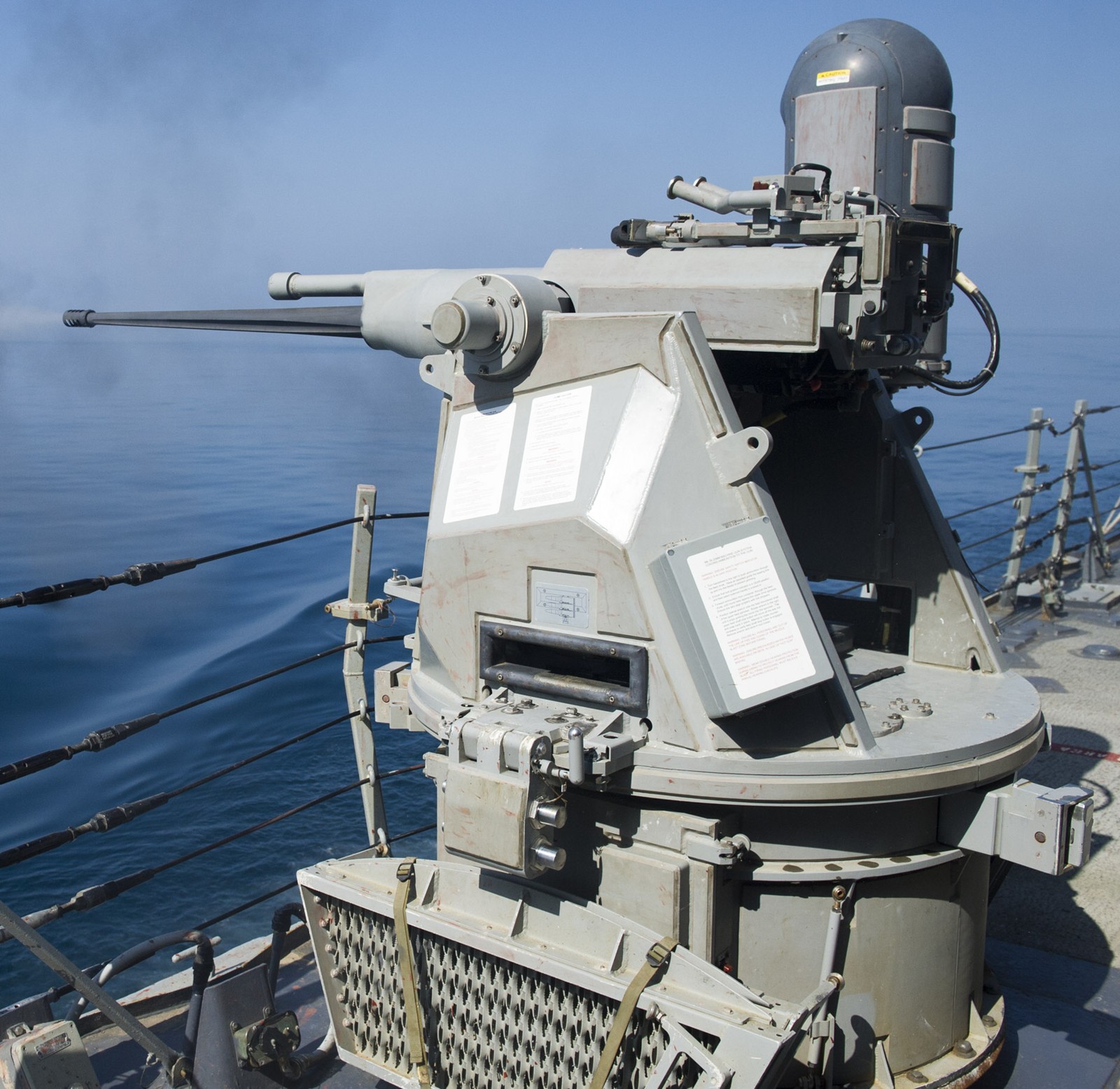 ddg-66 uss gonzalez guided missile destroyer mk.38 mod.2 machine gun fire 2016 76