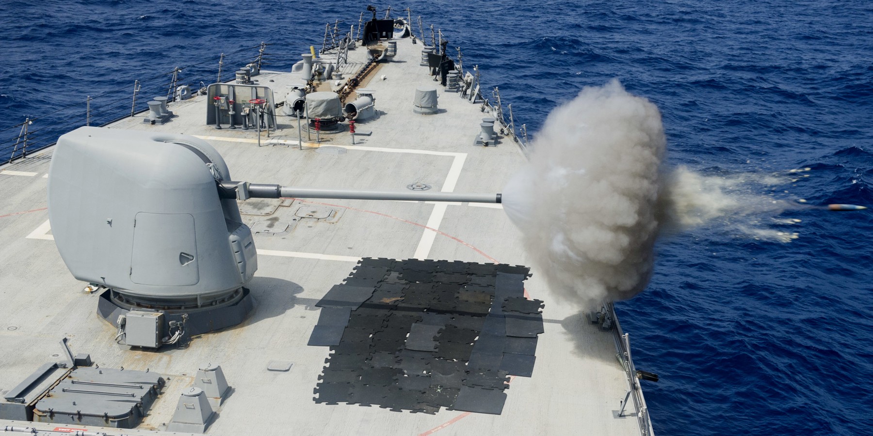 ddg-66 uss gonzalez guided missile destroyer mk.45 gun fire gulf of aden 2016 78