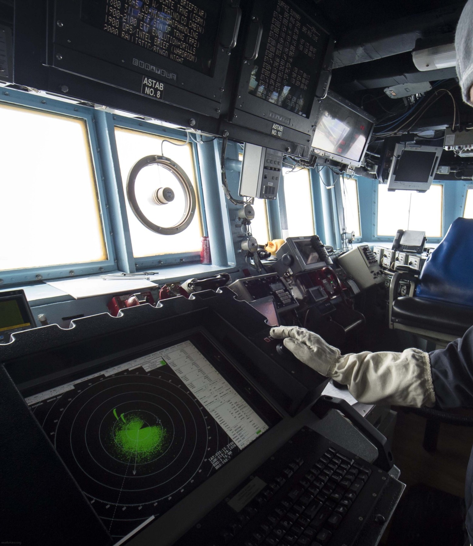 ddg-78 uss porter guided missile destroyer arleigh burke class aegis 138 bridge