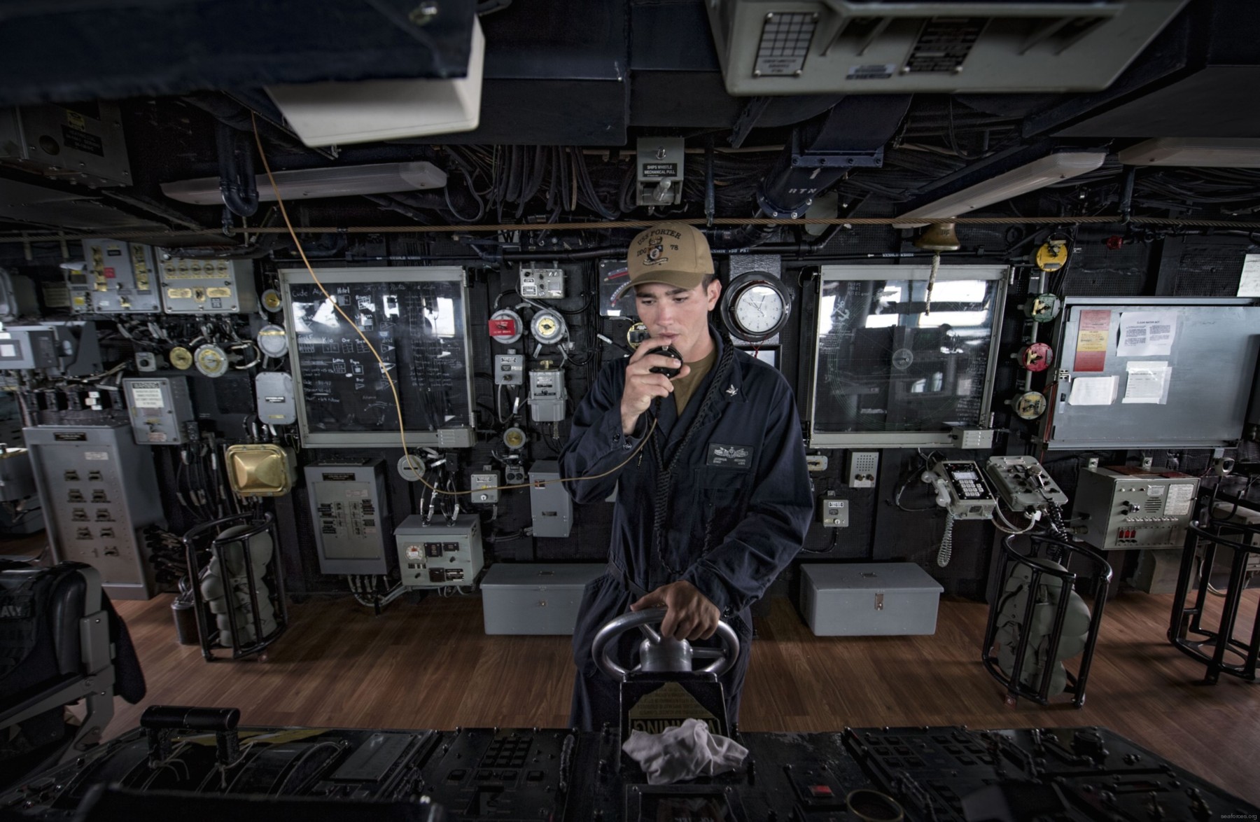 ddg-78 uss porter guided missile destroyer arleigh burke class aegis 153 bridge helm