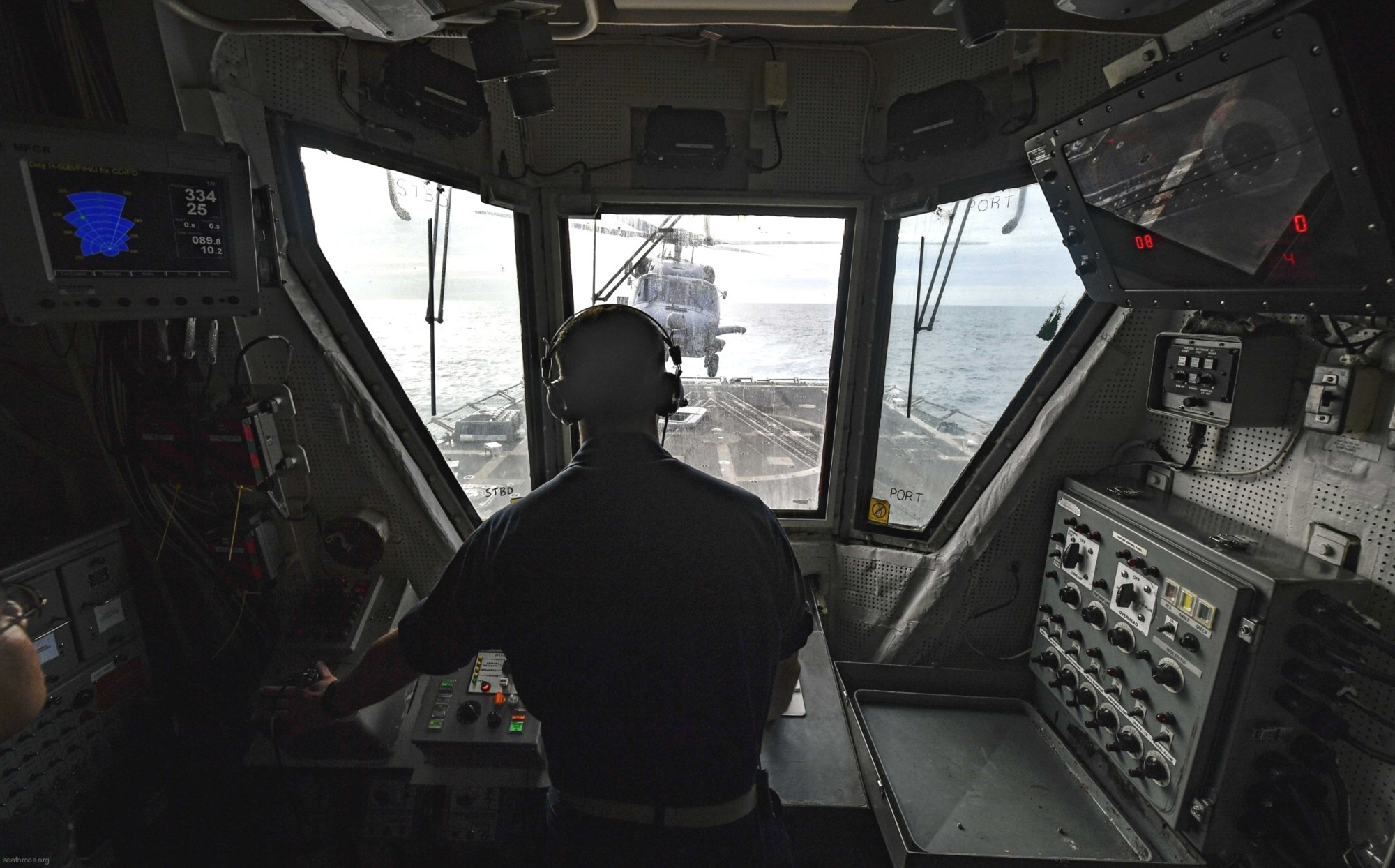 ddg-79 uss oscar austin guided missile destroyer arleigh burke class aegis 18 flight deck control