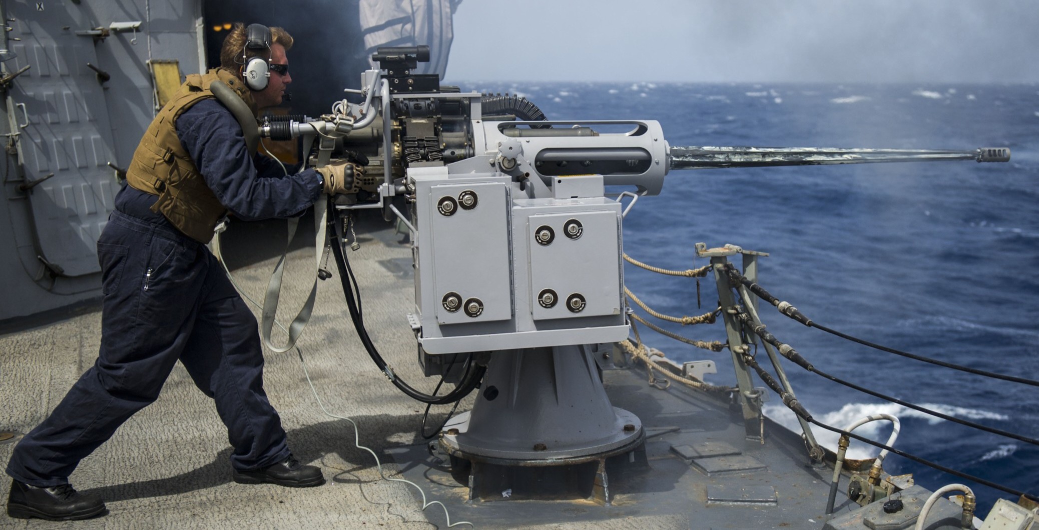 ddg-80 uss roosevelt guided missile destroyer arleigh burke class us navy 40 mk.38 machine gun live fire exercise