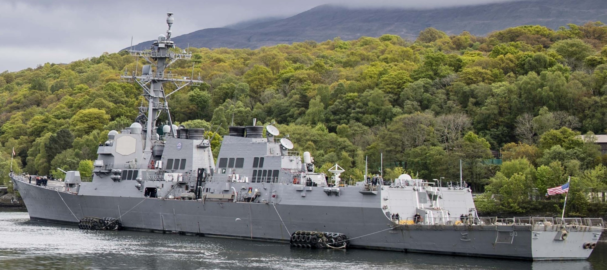 ddg-80 uss roosevelt guided missile destroyer arleigh burke class us navy 54 faslane