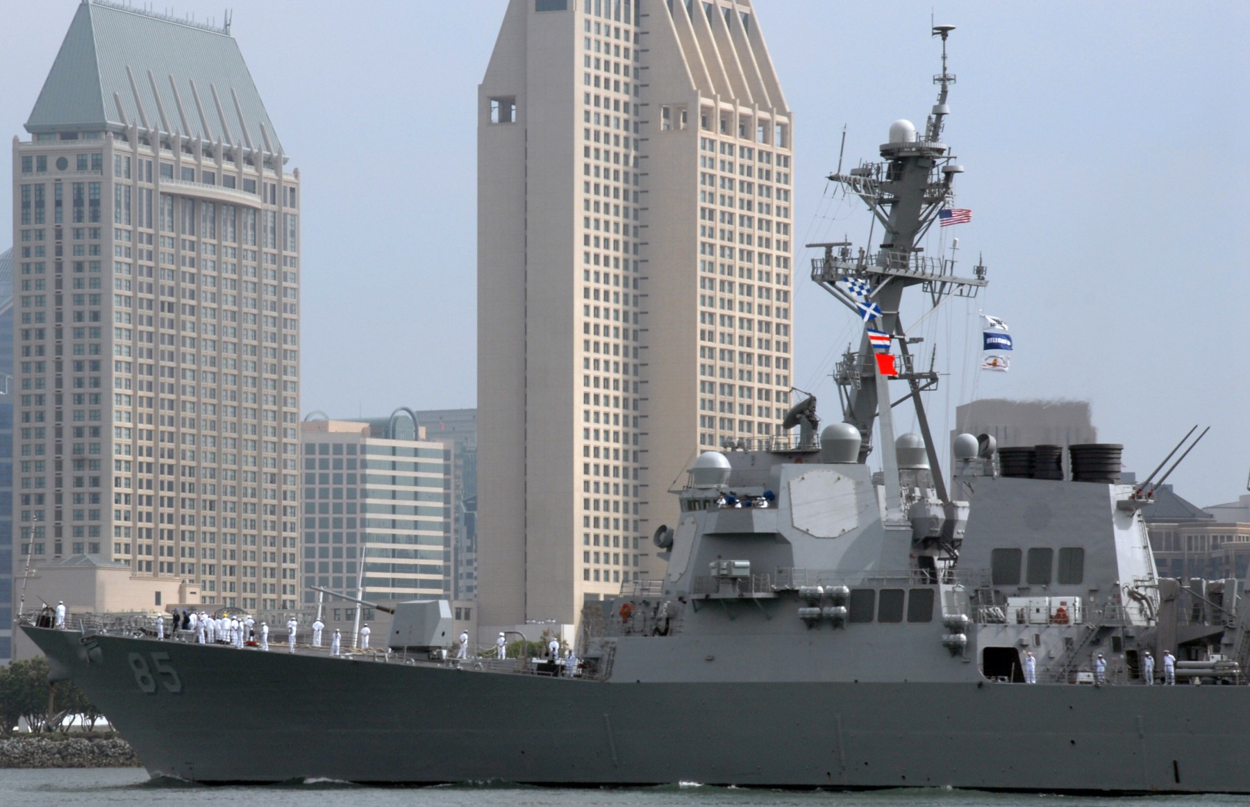 ddg-85 uss mccampbell arleigh burke class guided missile destroyer leaving naval base san diego 2007 17