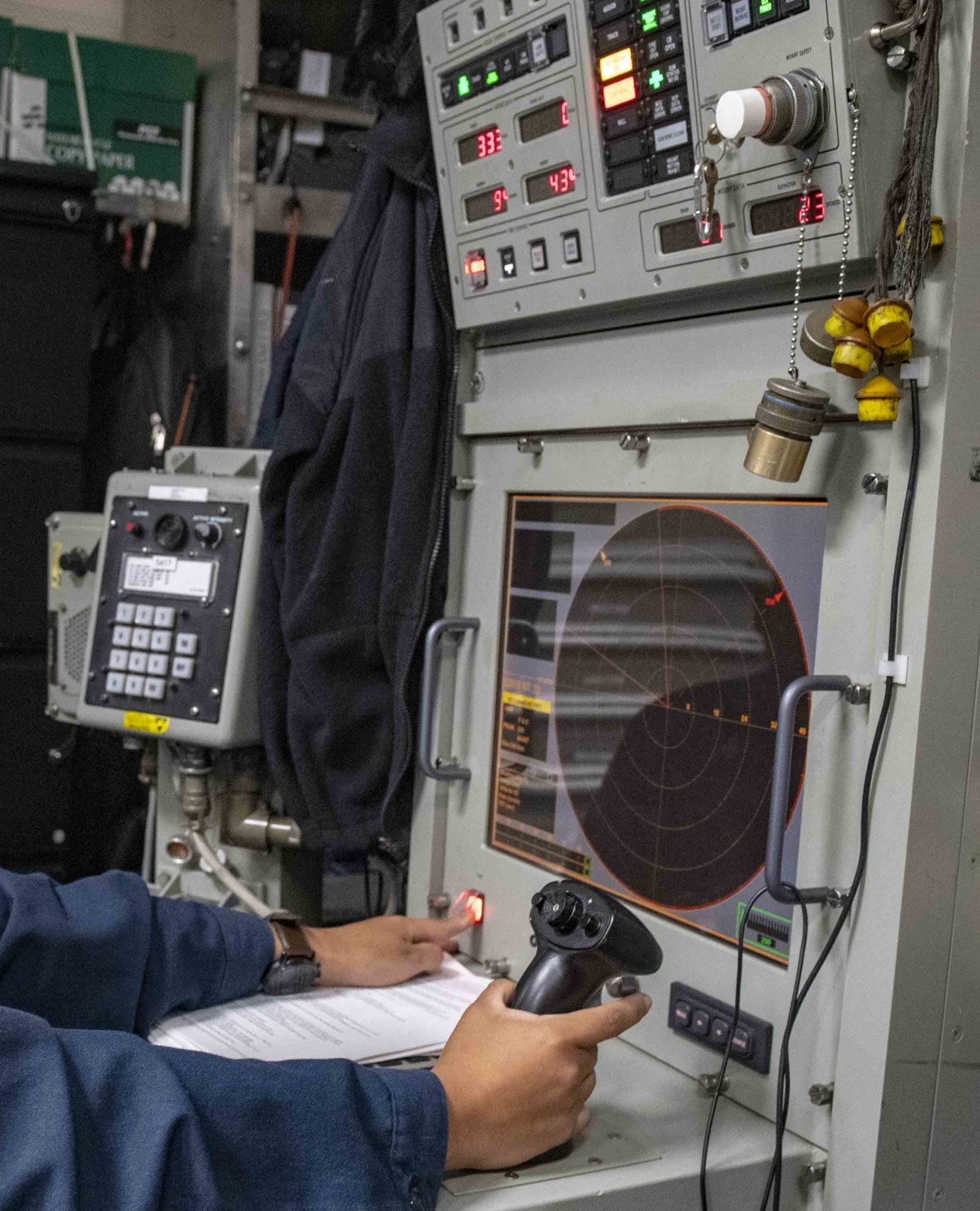 ddg-89 uss mustin arleigh burke class guided missile destroyer aegis mk-15 phalanx ciws control station 84