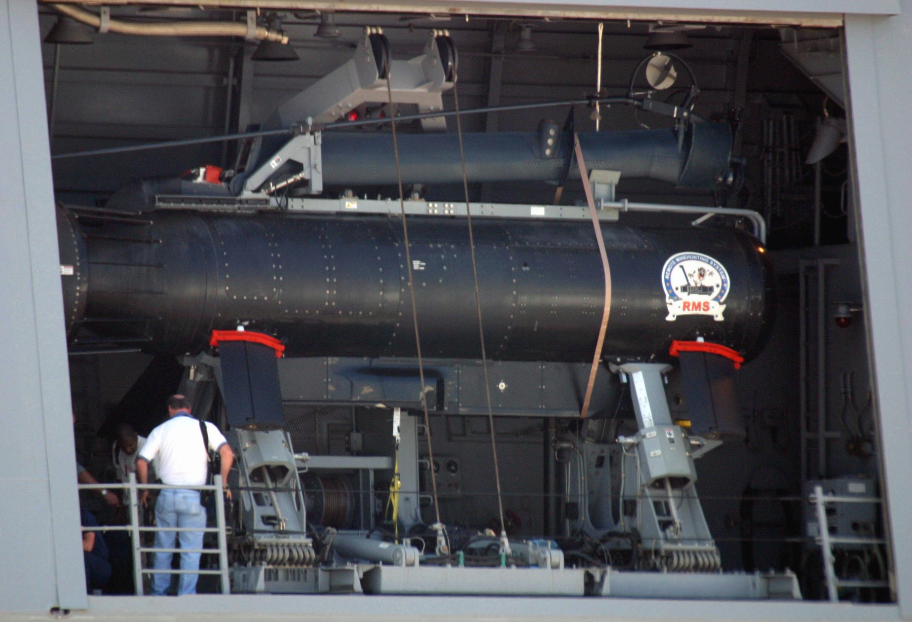 ddg-92 uss momsen arleigh burke class guided missile destroyer remote minehunting system rms 03