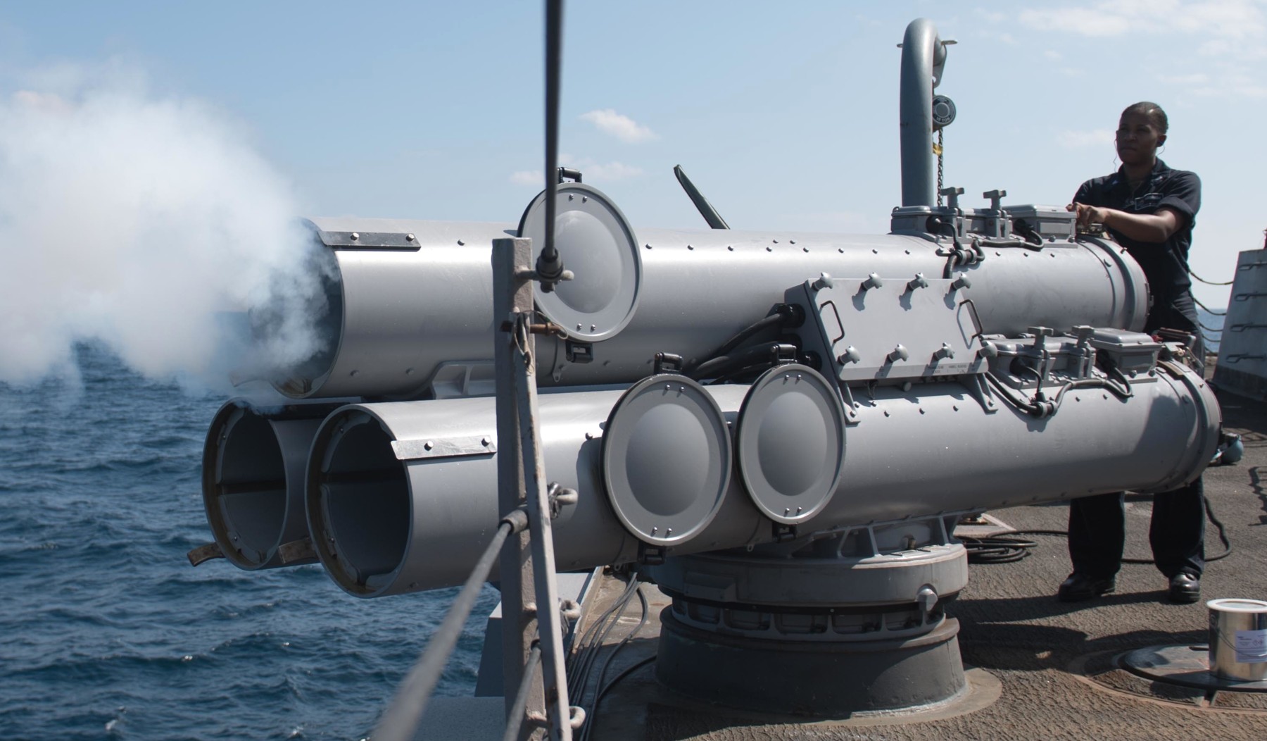 ddg-93 uss chung-hoon arleigh burke class guided missile destroyer mk.32 torpedo tubes 89