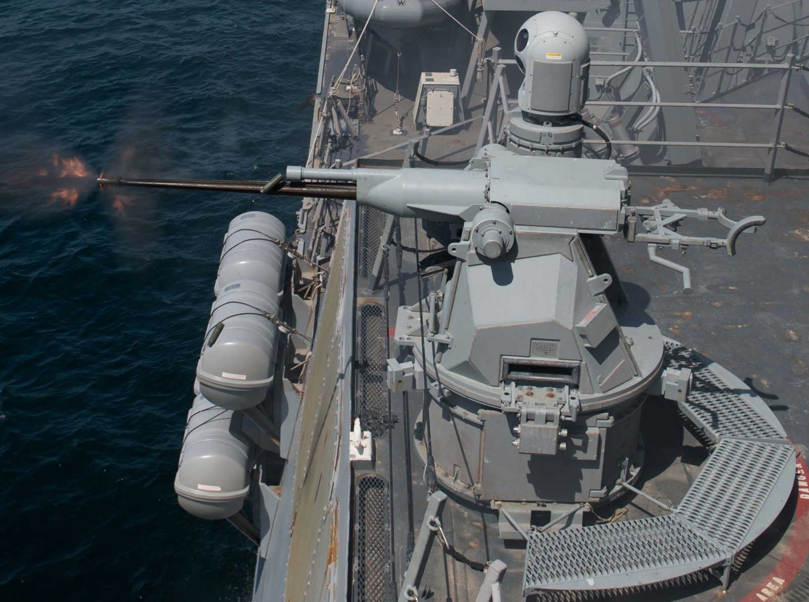 ddg-93 uss chung-hoon arleigh burke class guided missile destroyer mk.38 mod.2 machine gun 95