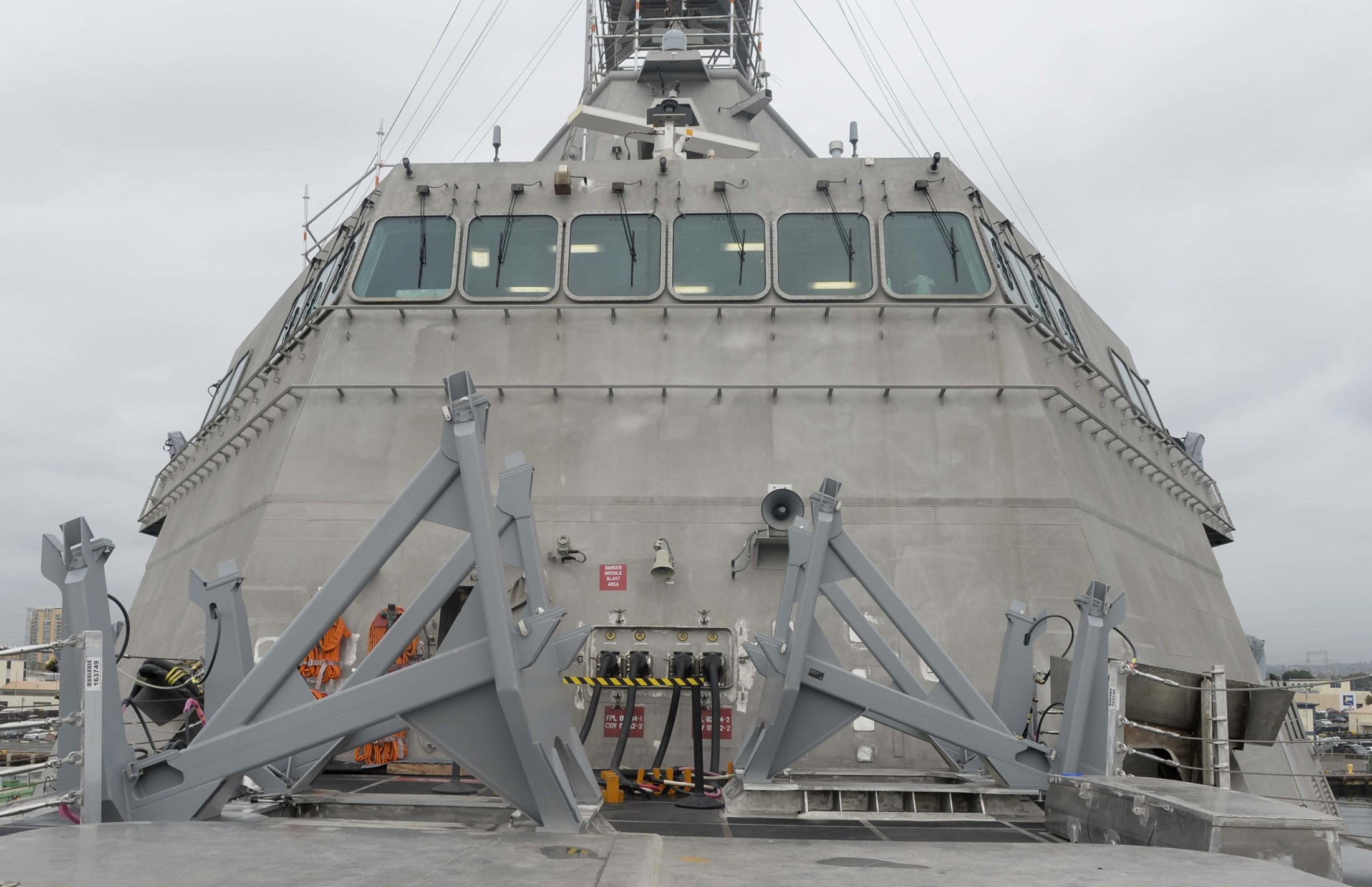 lcs-24 uss oakland independence class littoral combat ship us navy naval strike missile nsm 13