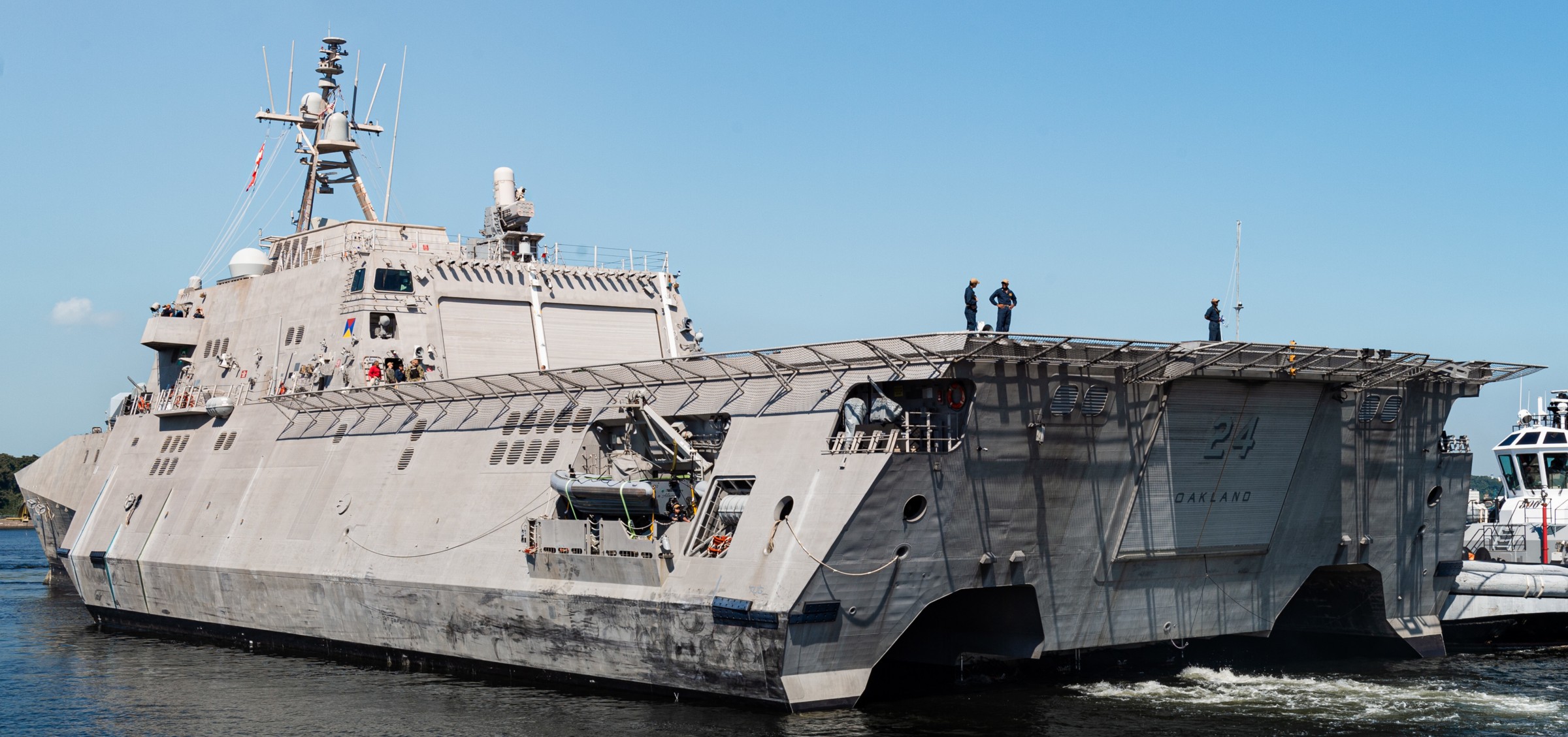 lcs-24 uss oakland independence class littoral combat ship us navy fleet activities yokosuka japan 18