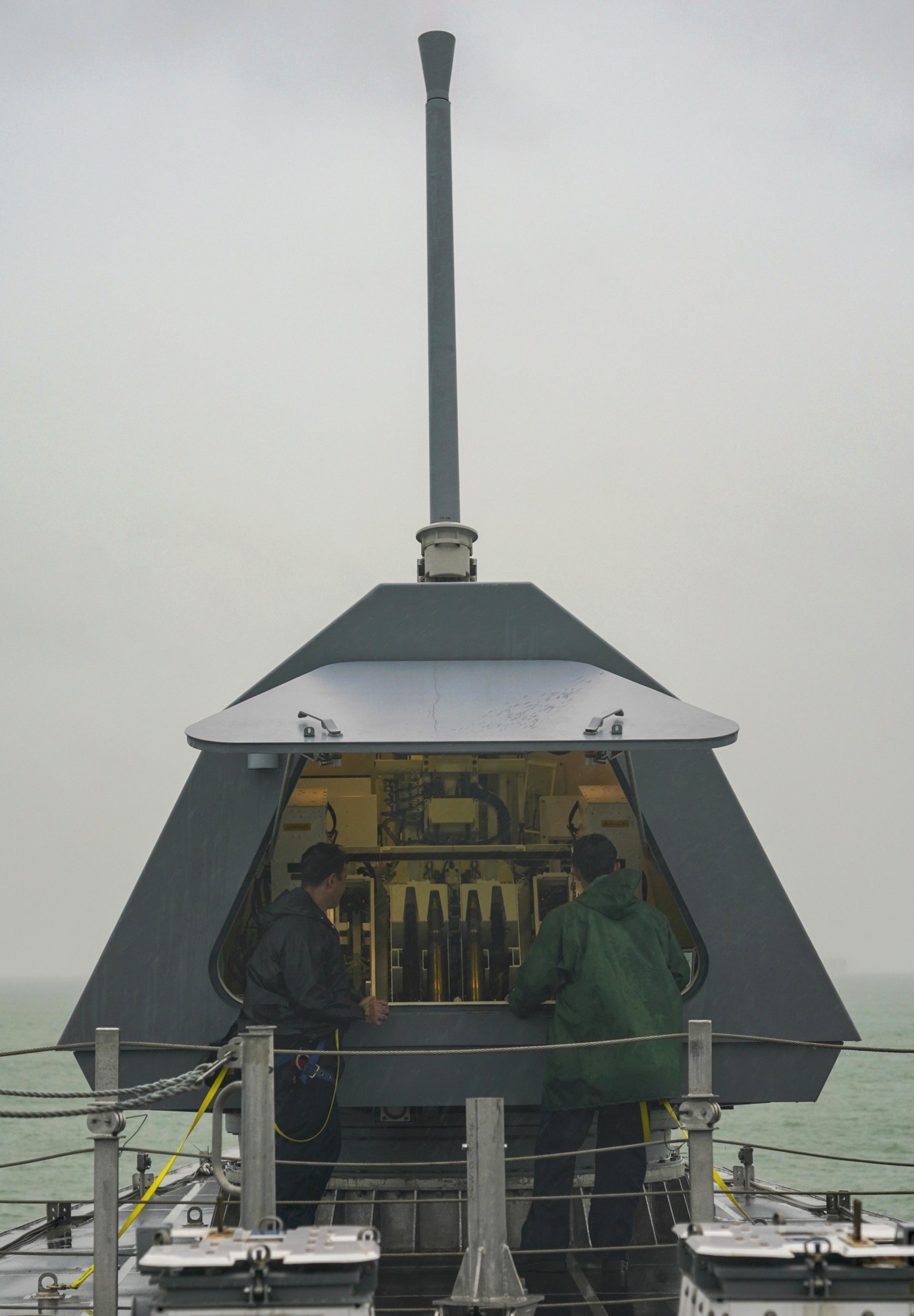 lcs-24 uss oakland independence class littoral combat ship us navy mk.110 gun singapore 23