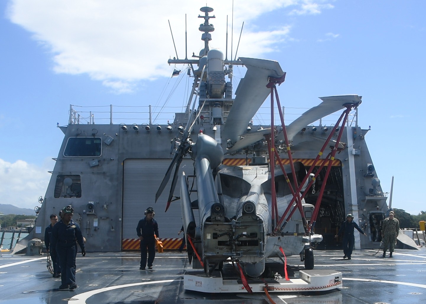 lcs-26 uss mobile independence class littoral combat ship joint base pearl harbor hickam hawaii 21