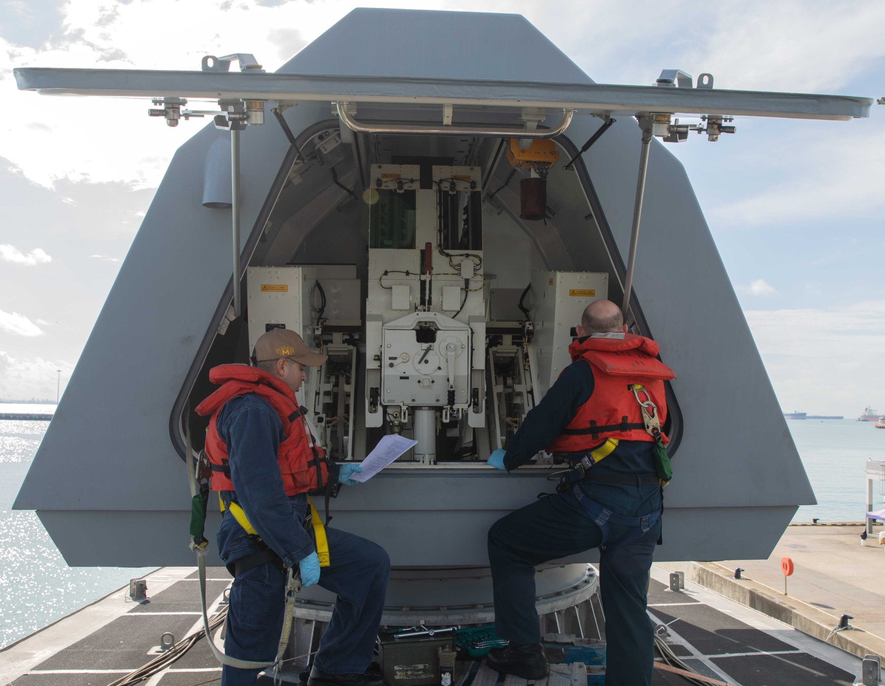 lcs-26 uss mobile independence class littoral combat ship mk.110 gun changi singapore 24