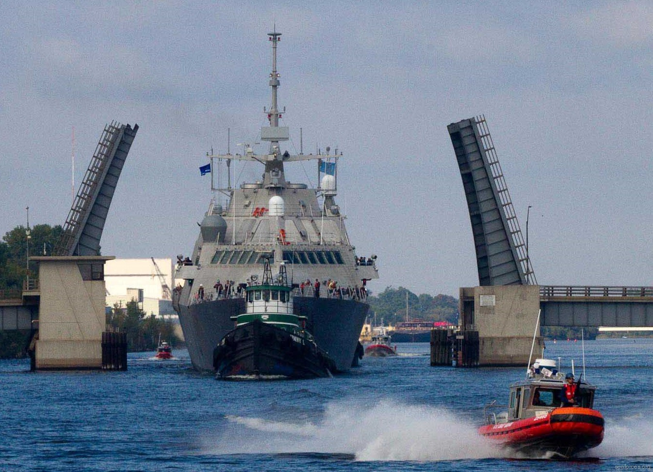 lcs-3 uss fort worth littoral combat ship freedom class us navy 62 green bay wisconsin