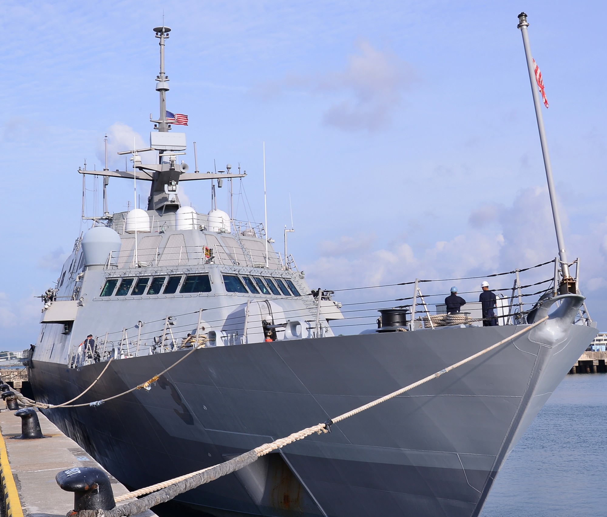 lcs-3 uss fort worth freedom class littoral combat ship us navy 77 changi naval base singapore