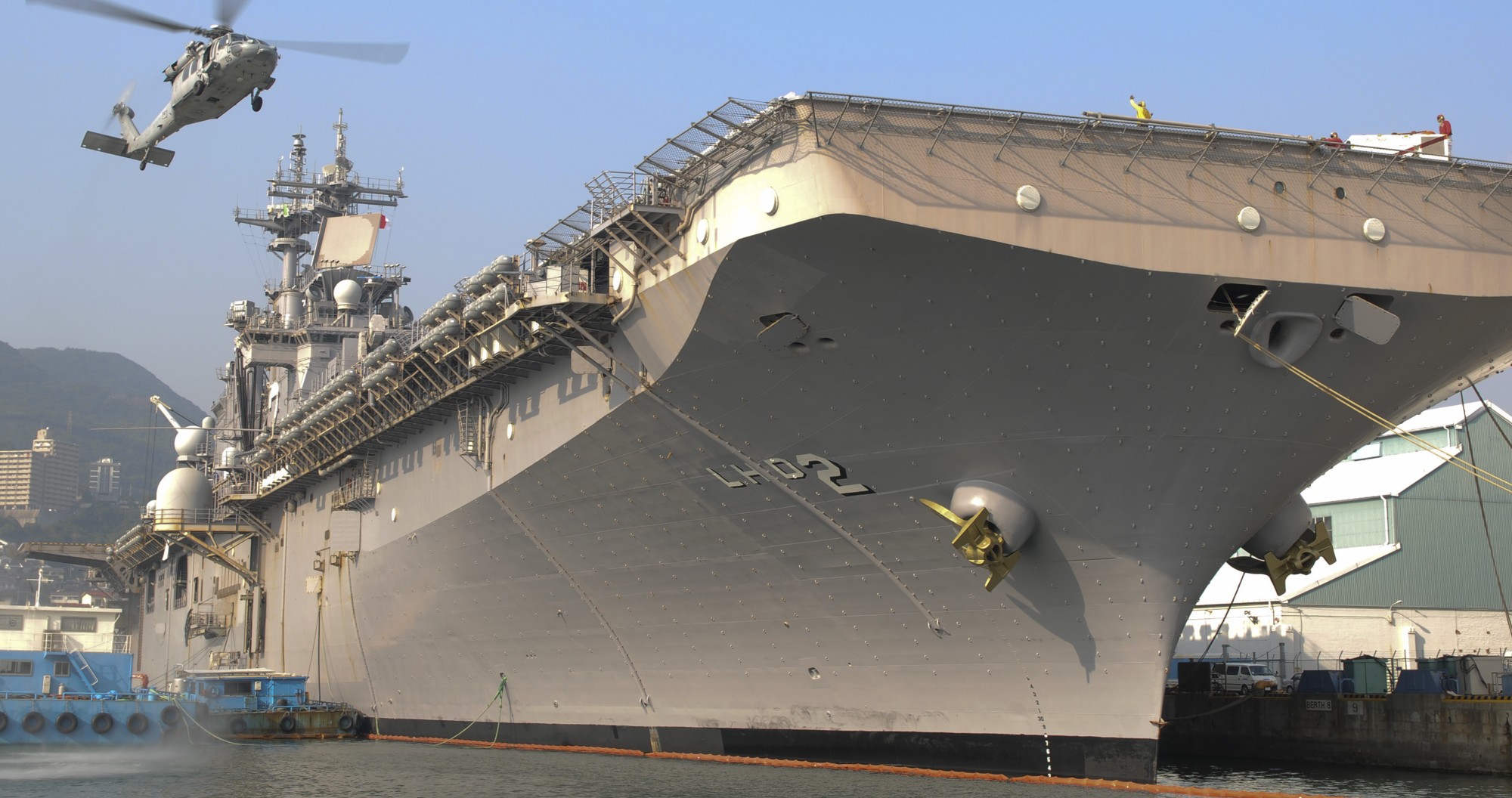 lhd-2 uss essex wasp class amphibious assault ship landing helicopter us navy sasebo japan 255