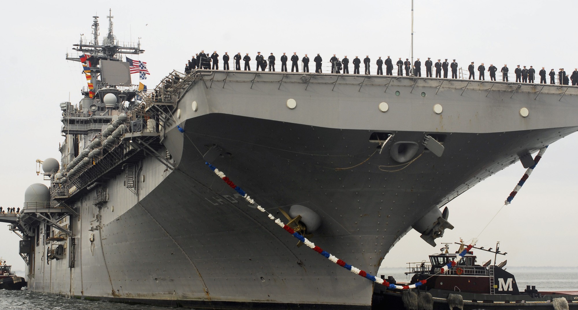 lhd-3 uss kearsarge wasp class amphibious assault ship landing dock us navy returning naval station norfolk 63