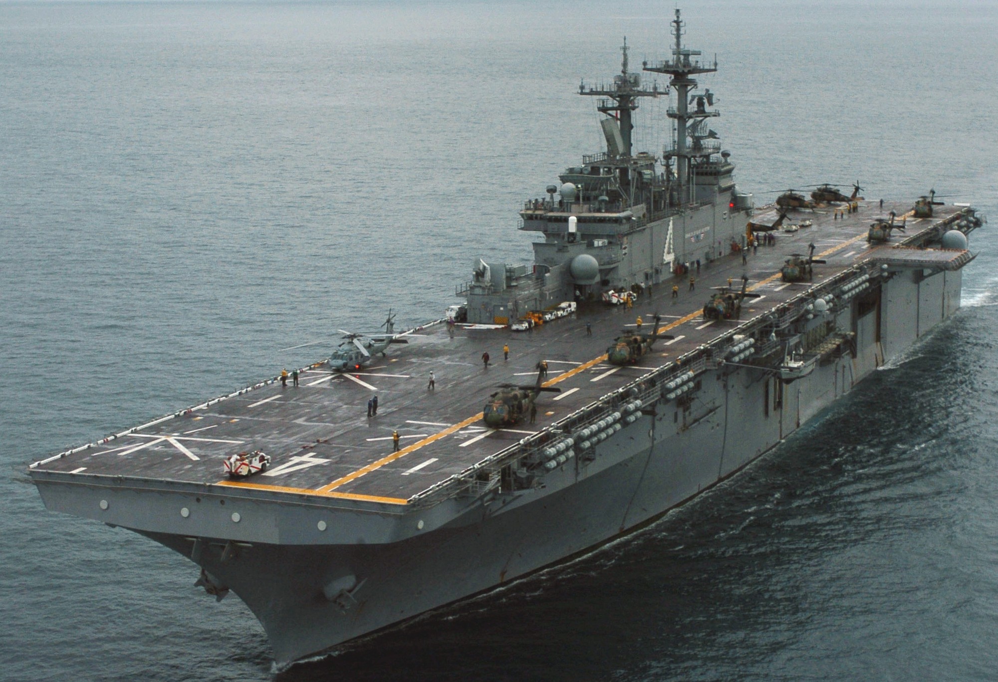 lhd-4 uss boxer wasp class amphibious assault ship dock landing us navy exercise talisman sabre 2005 21