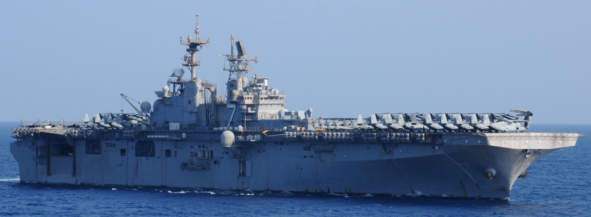 lhd-7 uss iwo jima wasp class amphibious assault ship dock landing helicopter us navy vmm-261 marines 5th fleet aor 107