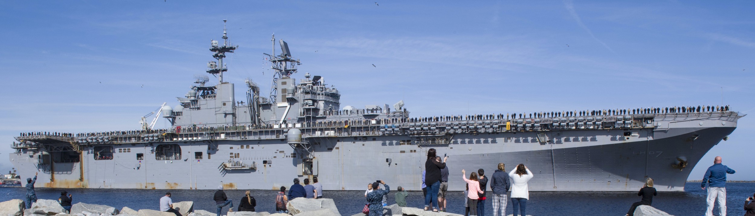 lhd-7 uss iwo jima wasp class amphibious assault ship dock landing helicopter us navy departing mayport 157