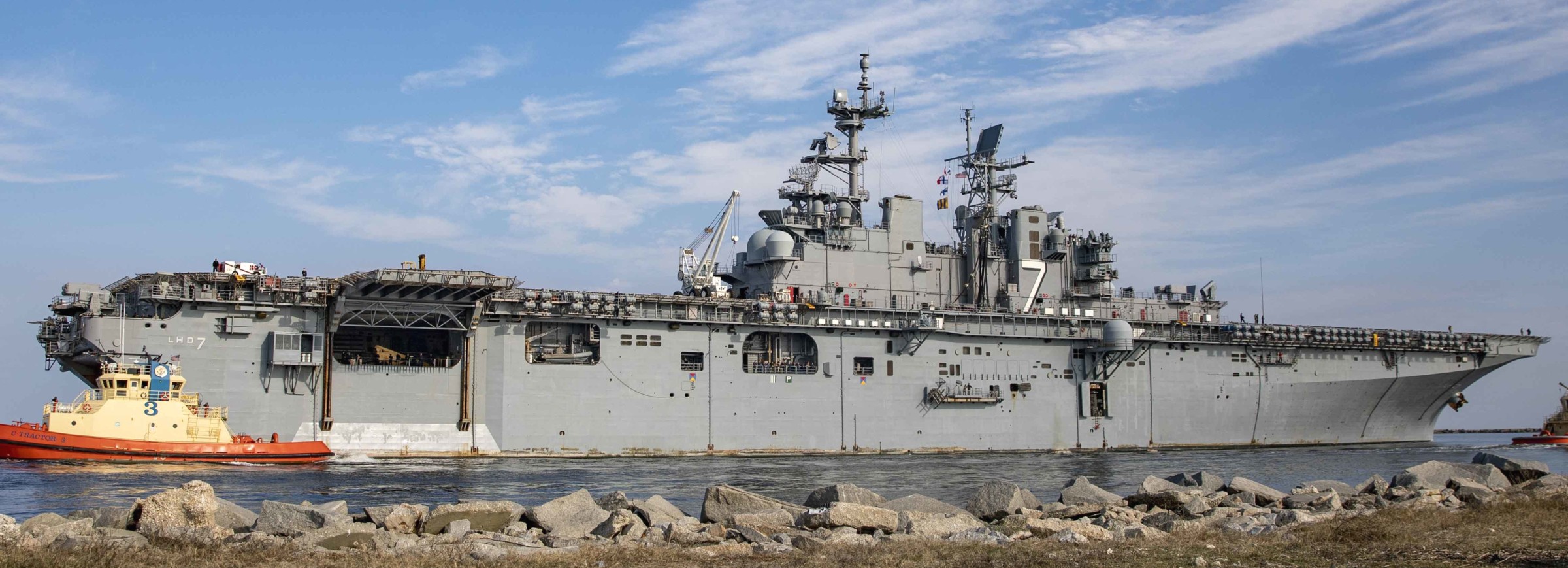 lhd-7 uss iwo jima wasp class amphibious assault ship dock landing helicopter us navy departing naval station mayport florida norfolk 213