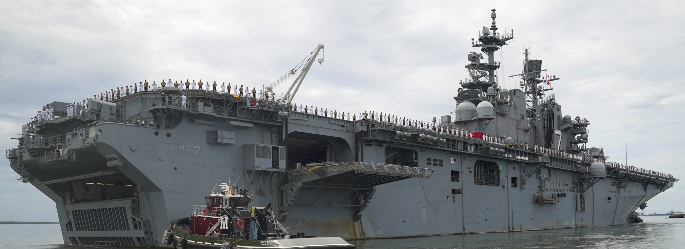 lhd-7 uss iwo jima wasp class amphibious assault ship dock landing helicopter departing naval station norfolk 2025 226