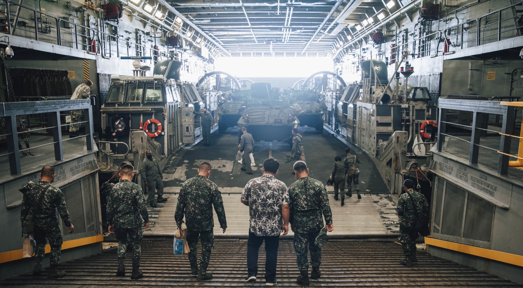 lpd-27 uss portland san antonio class amphibious transport dock landing ship us navy well deck lcac 35