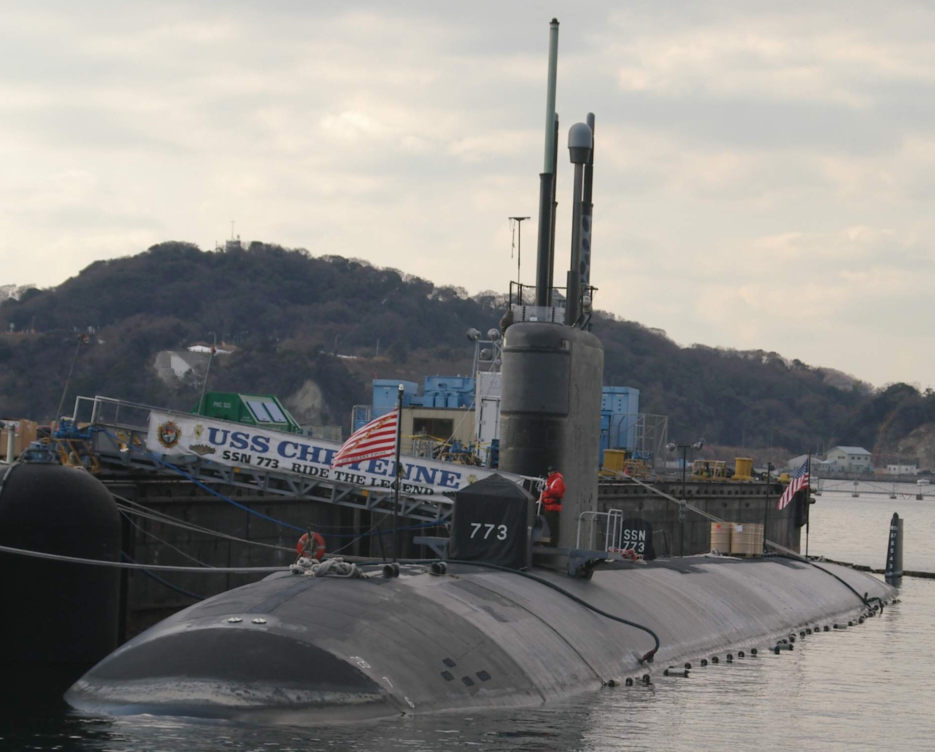 ssn-773 uss cheyenne los angeles class attack submarine yokosuka 2005 10