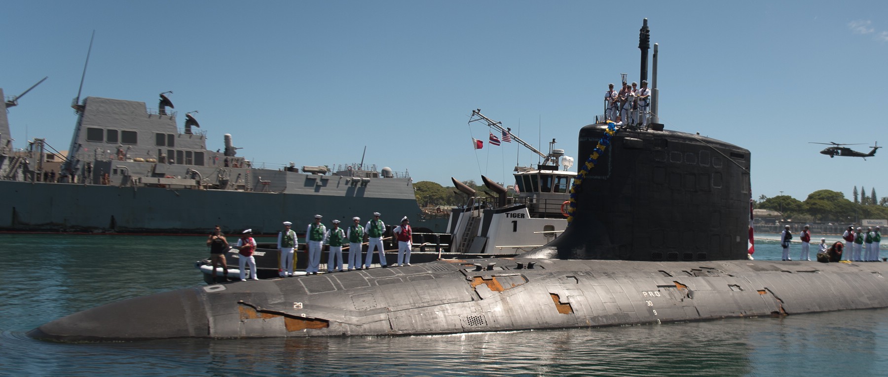 ssn-776 uss hawaii virginia class attack submarine returning pearl harbor hickam 76